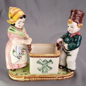 Cigarette holder Dutch boy and girl FIGURINE